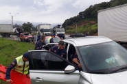 Acidente entre caminhão e carro deixa duas pessoas feridas, na BR-470, em Gaspar