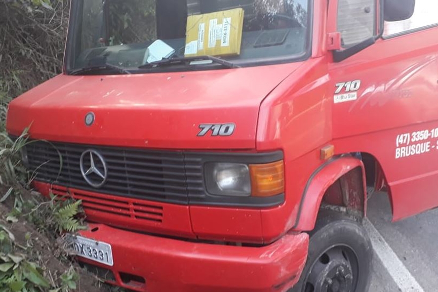 Carro e caminhão colidem na BR-470, em Gaspar