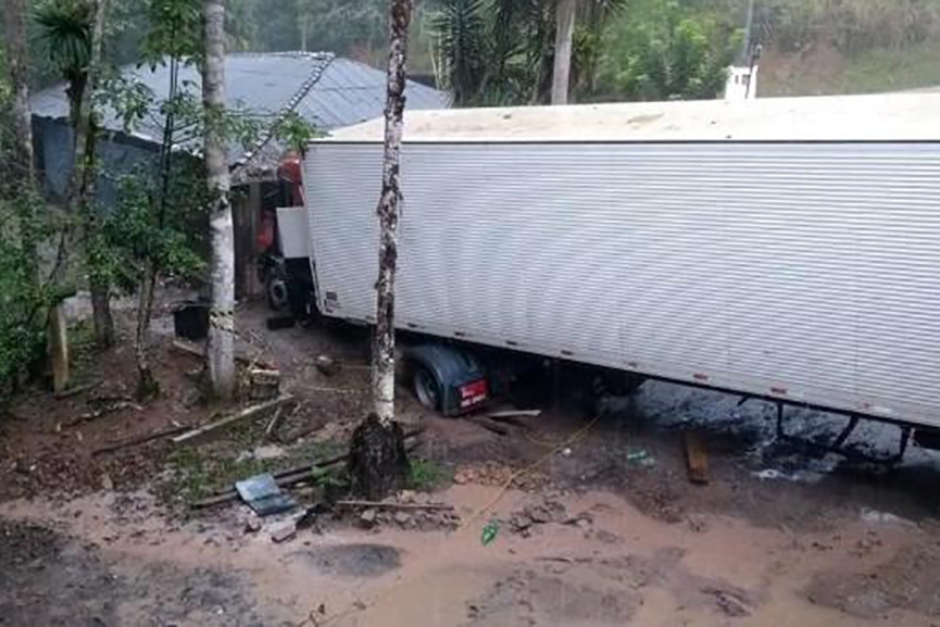 Pol�cia recupera caminh�es e carga roubada em Gaspar