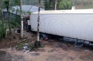 Pol�cia recupera caminh�es e carga roubada em Gaspar