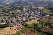 Adolescente morre na zona rural de Caibi, no Oeste catarinense, ap�s ficar com o casaco preso na porta de �nibus