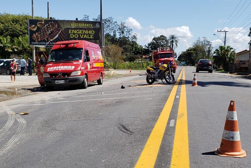 Acidente entre carro e moto deixa jovem com múltiplas fraturas em Ilhota