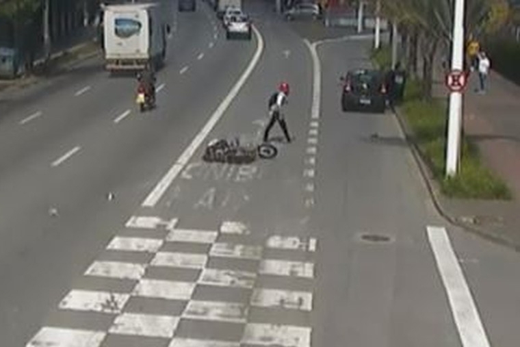 Homem � atropelado ap�s atravessar fora da faixa em Blumenau