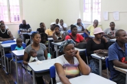 Refugiados do Haiti iniciam aulas de Portugu�s em Gaspar 