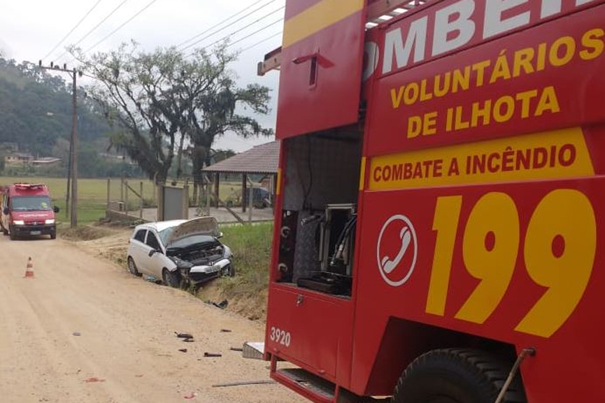 Capotamento deixa mulher ferida em Ilhota