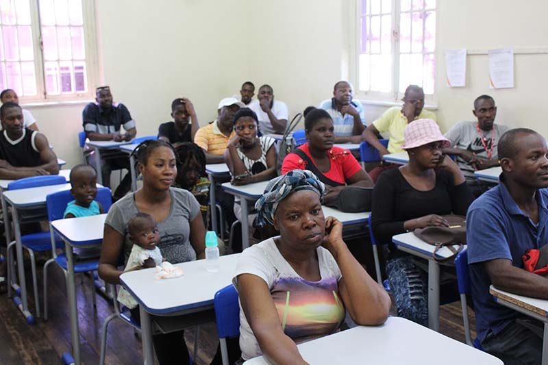 Refugiados do Haiti fazem aulas de Portugus em Gaspar
