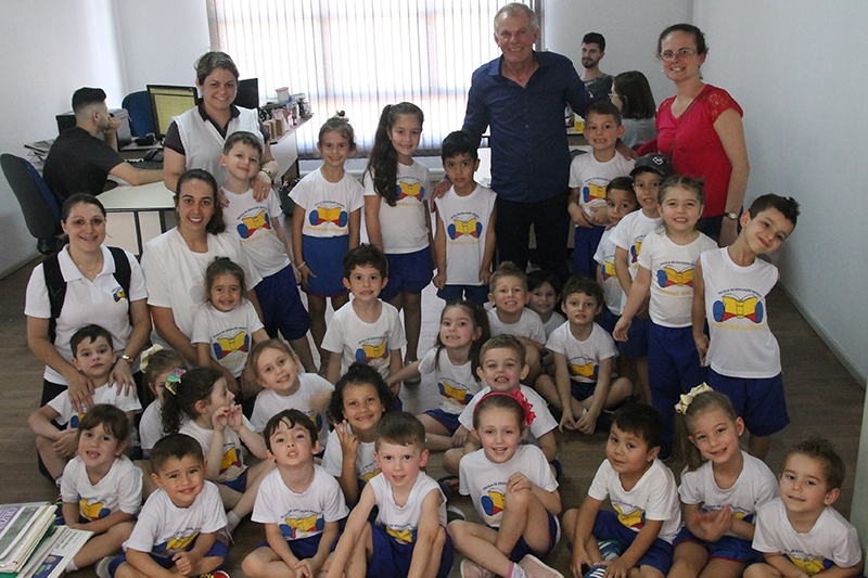 Alunos da creche Pequeno Gigante visitam a reda��o do Cruzeiro do Vale