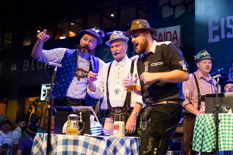 �ltima semana da Oktoberfest come�a com entrada gratuita e show dos Velhos Camaradas