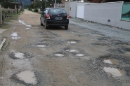 Buracos e lama são realidade na rua Ambrósio Spengler, no Poço Grande