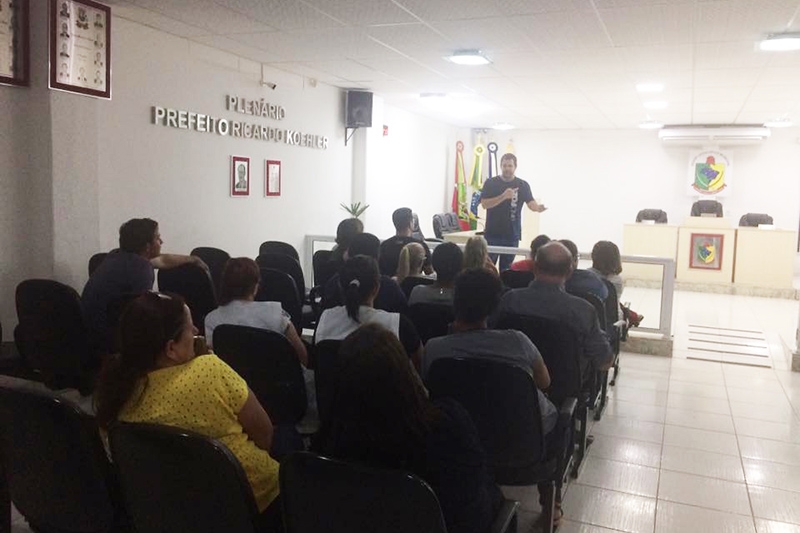 Sem revis�o anual das remunera��es, servidores de Ilhota organizam assembleia