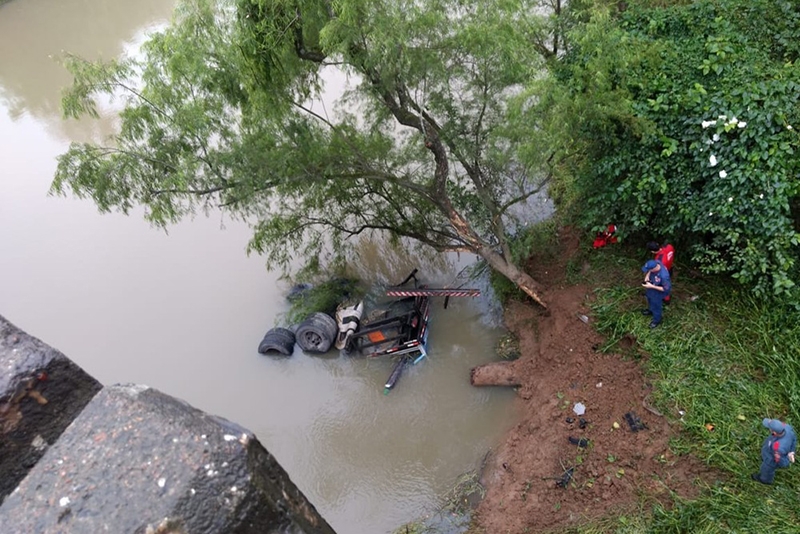 Caminh�o cai em rio �s margens da BR-470 em Rio do Sul e fica submerso