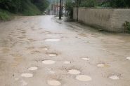 Rua esburacada causa transtorno no bairro Barracão, em Gaspar