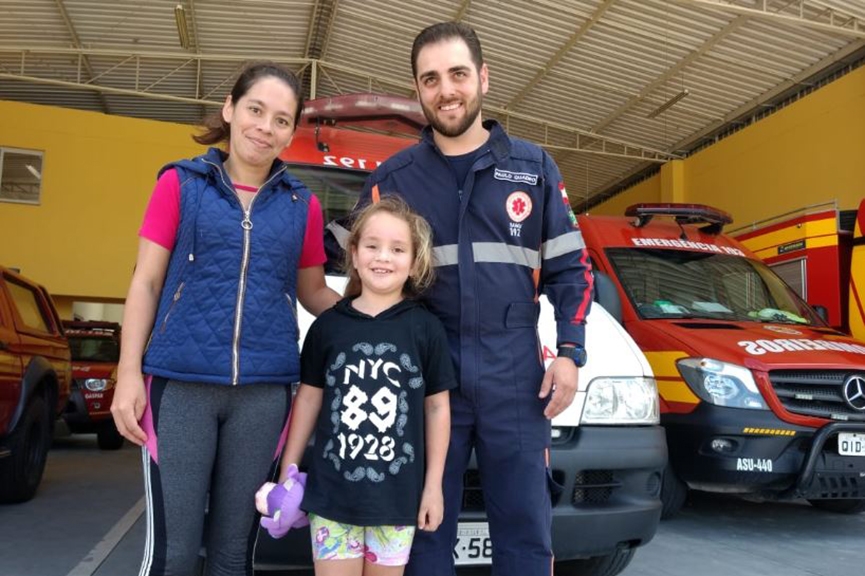 Menina atropelada e arrastada por carro em Gaspar recebe alta e visita Bombeiros e Samu