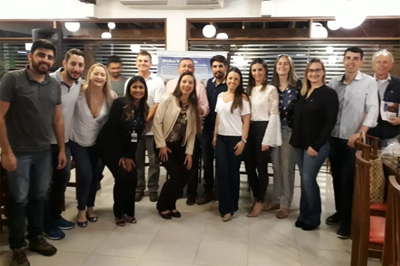 Profissionais e estudantes comemoram exercício da Medicina Veterinária em Gaspar
