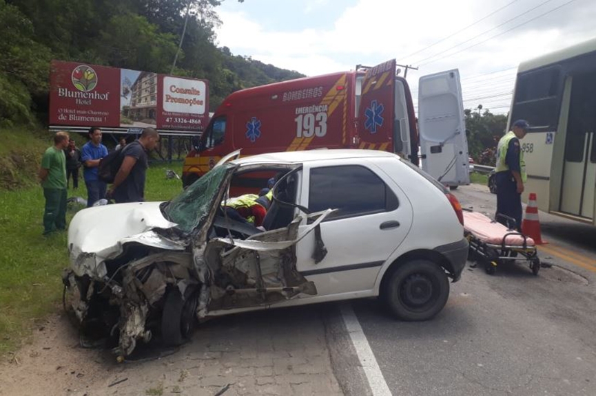 Colisão entre carro e caminhão deixa uma pessoa ferida no bairro Figueira, em Gaspar