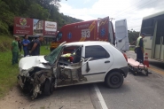 Colis�o entre carro e caminh�o deixa uma pessoa ferida no bairro Figueira, em Gaspar