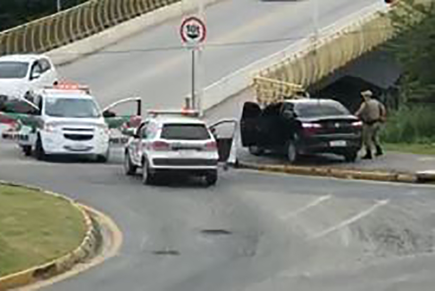 PM de Gaspar e Ilhota prendem dois bandidos ap�s assalto em Ilhota