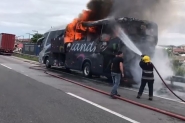 �nibus de turismo pega fogo em Barra Velha