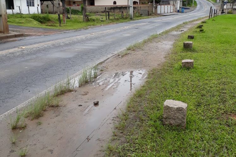 Sem cal�ada, pedestres e carros dividem o mesmo espa�o no Belchior Central