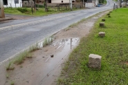Sem cal�ada, pedestres e carros dividem o mesmo espa�o no Belchior Central