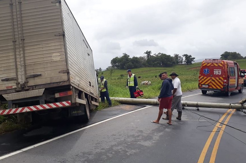 Caminhão bate em poste e homem fica ferido no bairro Macuco, em Gaspar