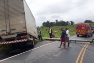 Caminh�o bate em poste e homem fica ferido no bairro Macuco, em Gaspar