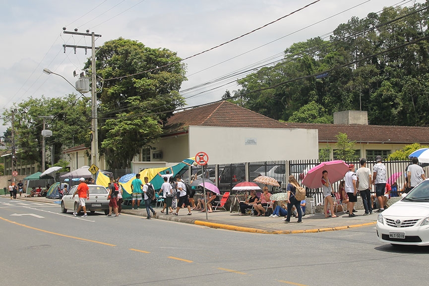 Pais fazem fila para retirar senha de matrícula em escola de Gaspar