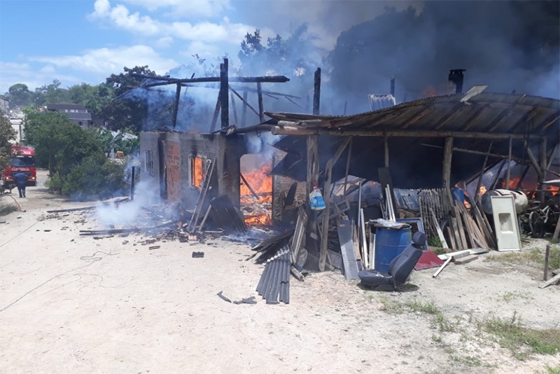 Inc�ndio atinge galp�o no bairro Barrac�o, em Gaspar