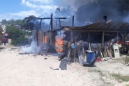 Inc�ndio atinge galp�o no bairro Barrac�o, em Gaspar