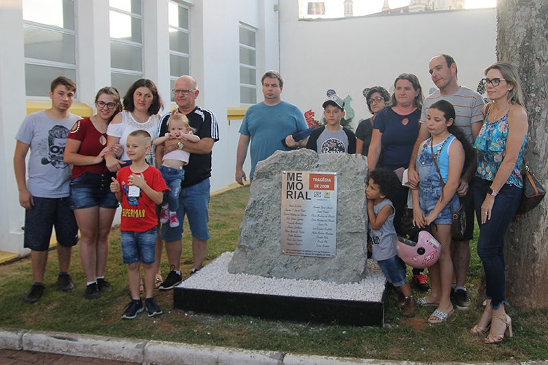 Memorial no Centro de Gaspar lembra mortos na trag�dia de 2008