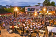 Abertura do 'Natal de Gaspar' re�ne mais de 3 mil pessoas na escadaria da Igreja Matriz