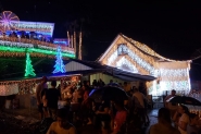 Eletricista blumenauense recicla 100 mil l�mpadas e decora casas para o Natal