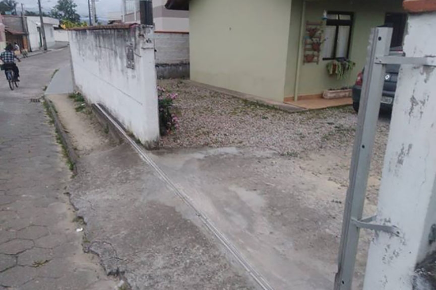 Ladr�o rouba port�o de conjunto de quitinetes no bairro Santa Terezinha