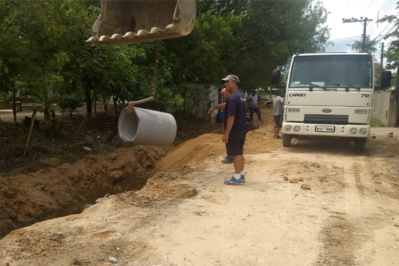 Após reclamação de moradores, prefeitura amplia sistema de drenagem da rua Conceição