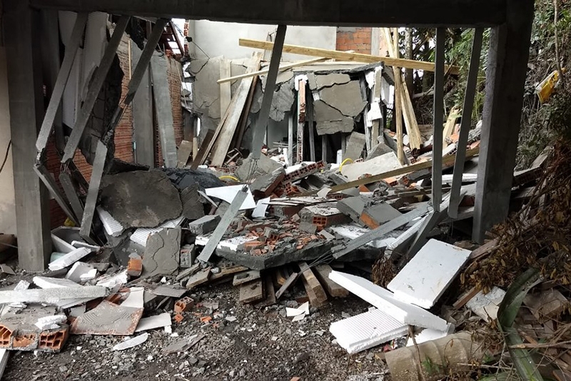 Laje desaba e deixa trabalhadores feridos em Blumenau