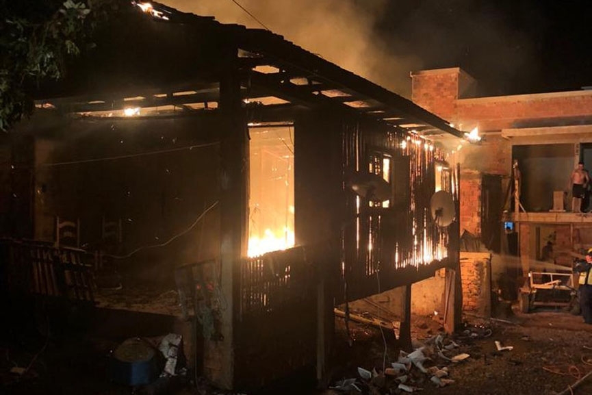 Incêndio em duas casas mata idoso no Oeste de Santa Catarina