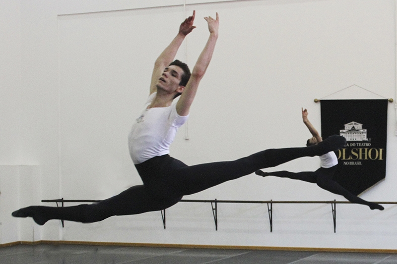 Bailarino de Gaspar pede ajuda financeira para estagiar no Teatro Bolshoi da R�ssia