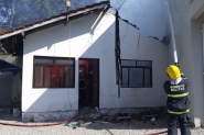Casa � destru�da por inc�ndio no bairro Barrac�o, em Gaspar