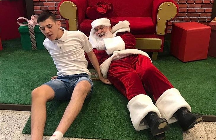 Papai Noel que se jogou no ch�o com jovem autista participa do Encontro com F�tima Bernardes
