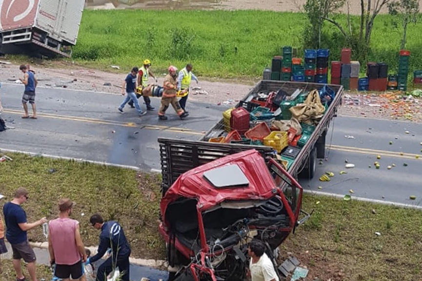 Acidente entre dois caminh�es deixa tr�s feridos na BR-470, em Gaspar