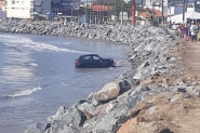 Motorista capota carro roubado na praia de Gravat�