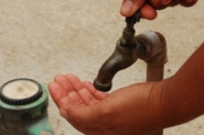 Moradores reclamam de falta de �gua no bairro Bateias, em Gaspar