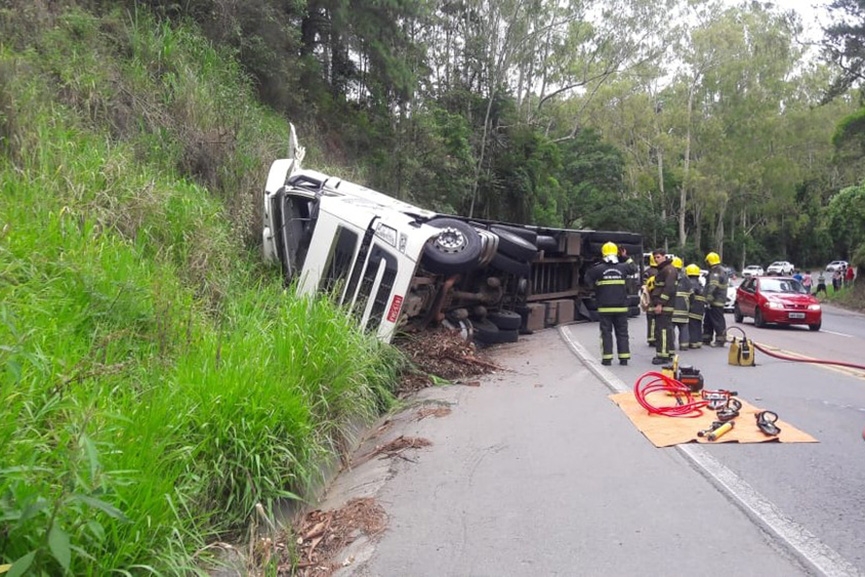Caminh�o tomba e mata dois jovens na BR-470, em Ibirama	