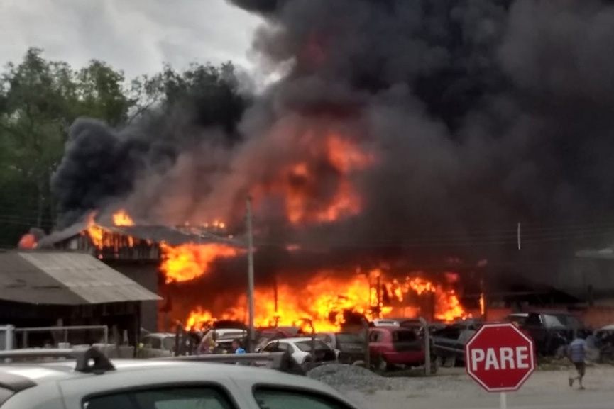 Ferro-velho pega fogo na BR-470, em Blumenau