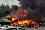 Ferro-velho pega fogo na BR-470, em Blumenau