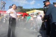 Governador de SC recebe banho de mangueira em ritual dos bombeiros ap�s posse