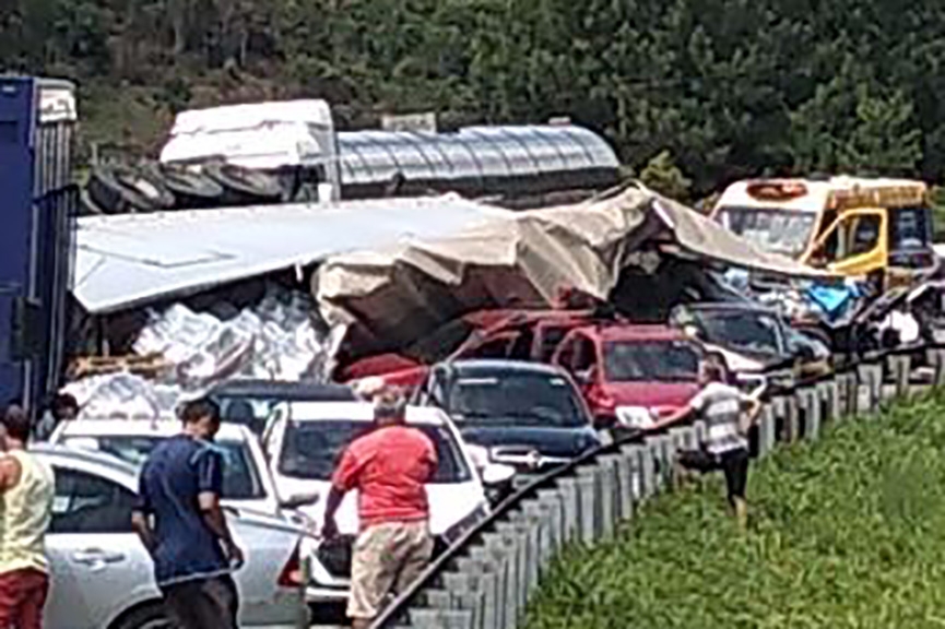 Grave acidente na divisa entre SC e PR envolve carros e caminhões
