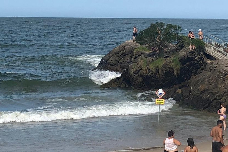 Jovem de 18 anos morre ap�s pular de pedra na praia de Cabe�udas, em Itaja�