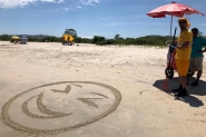 Gari desenha 'emojis' em praia de SC para deixar banhistas felizes