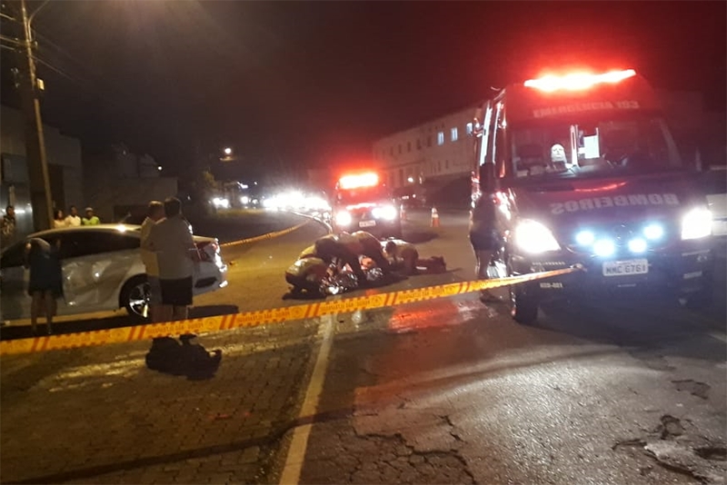 Acidente entre carro e moto deixa dois feridos no bairro Figueira, em Gaspar